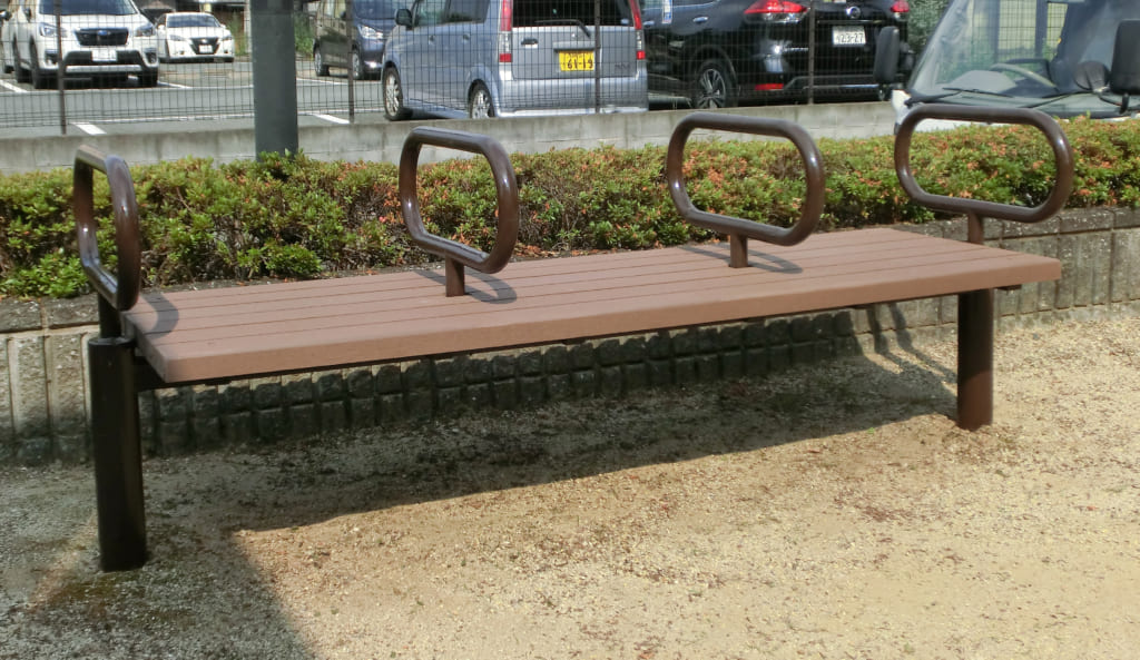 公園の人工木ベンチ（大阪府　有限会社　五興地所様ご施工）
