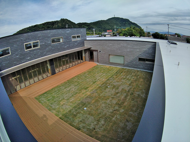 人工木ウッドデッキ　幼稚園　保育園