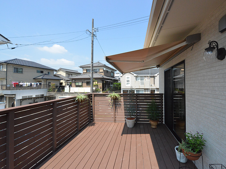 個人様宅の目隠しフェンス付デッキ（愛知県　愛知工務店様ご施工）