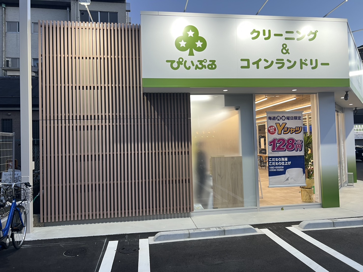 店舗の外装におしゃれなルーバー