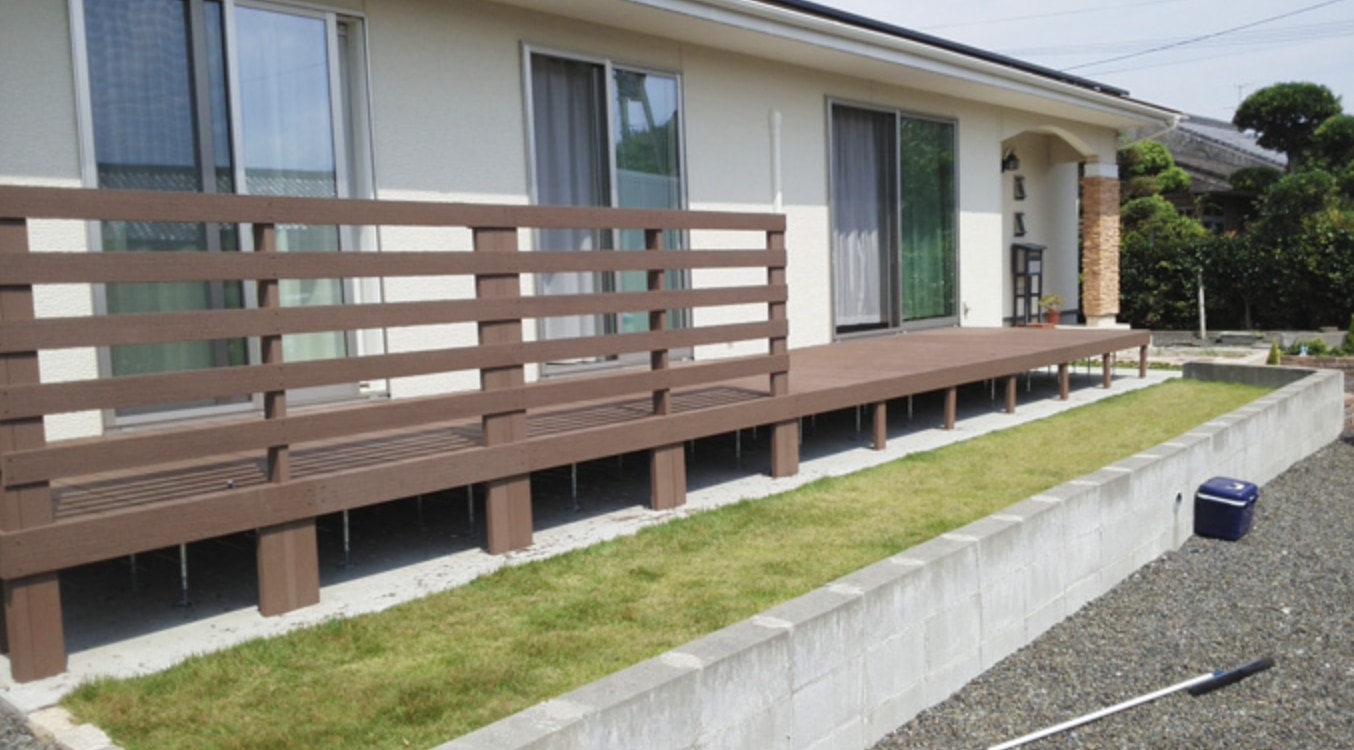 外構・庭の床材選びに迷ったら？人工木という選択肢