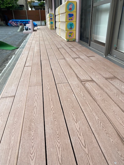 保育園 縁側 ウッドデッキ 人工木材 施工事例