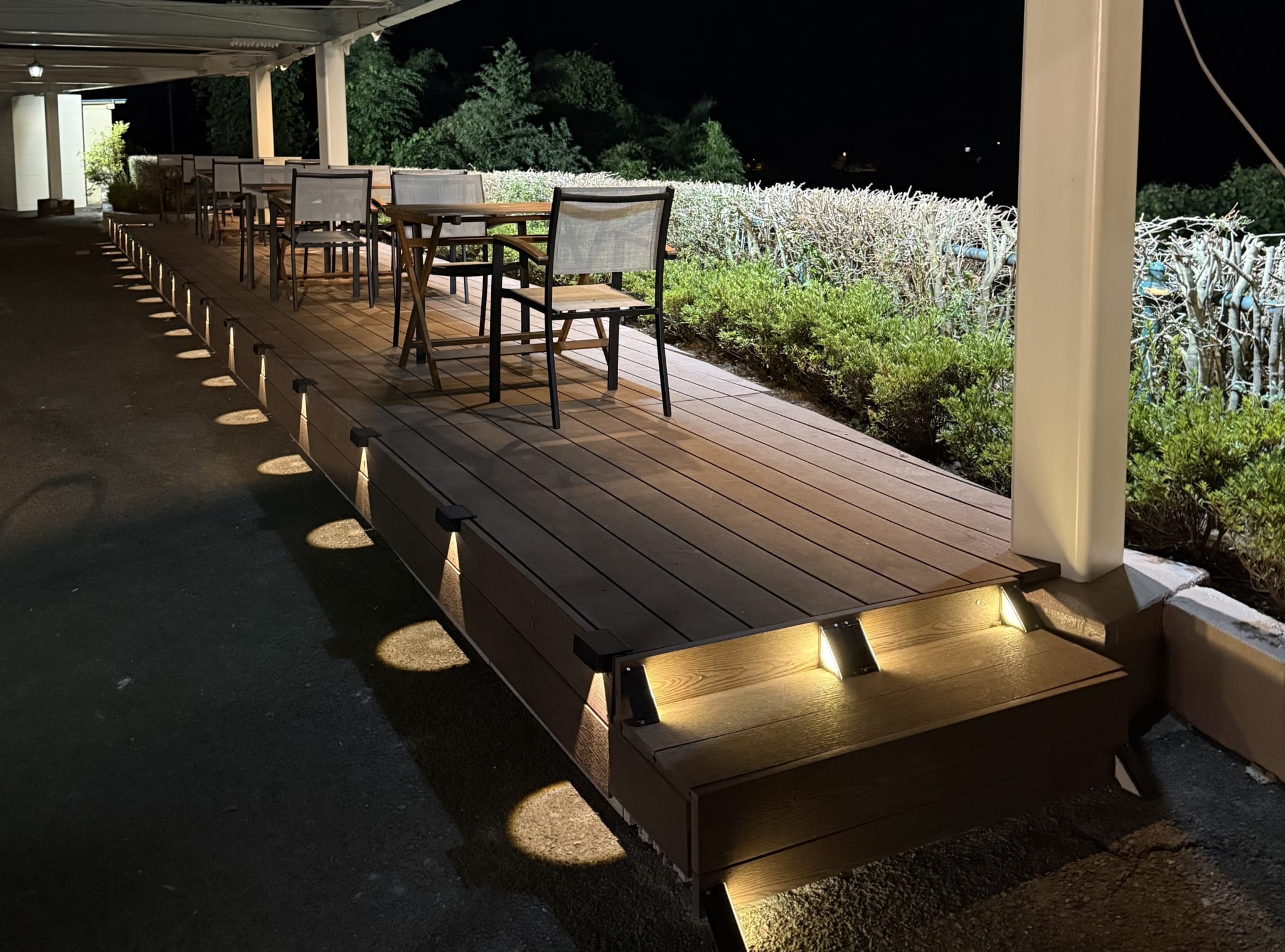 ホテルや店舗で人工木ウッドデッキが選ばれる理由