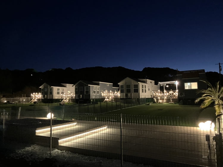 夜のウッドデッキ