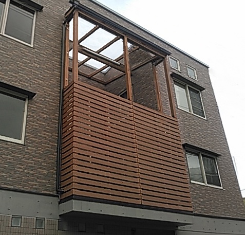 マンションの踊り場にも人工木