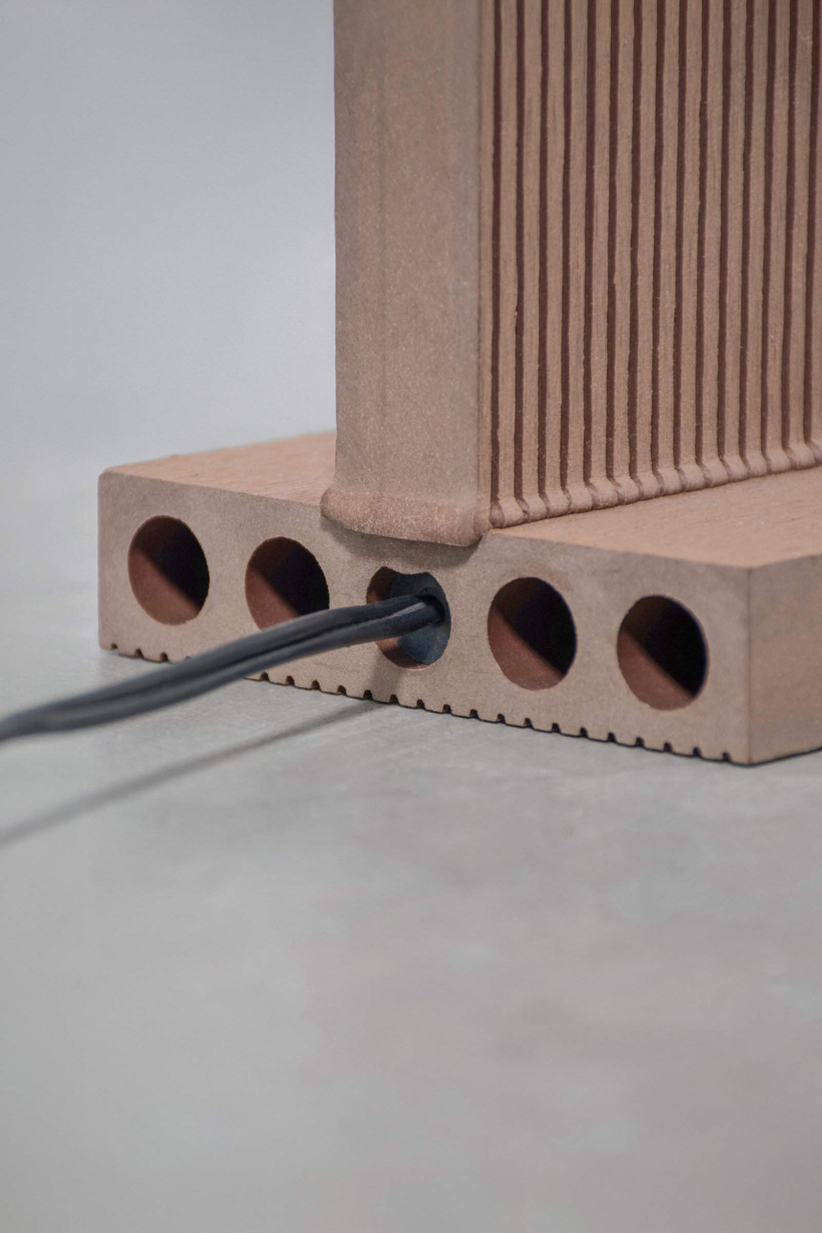 人工木材を使用した家具シリーズMOCKY