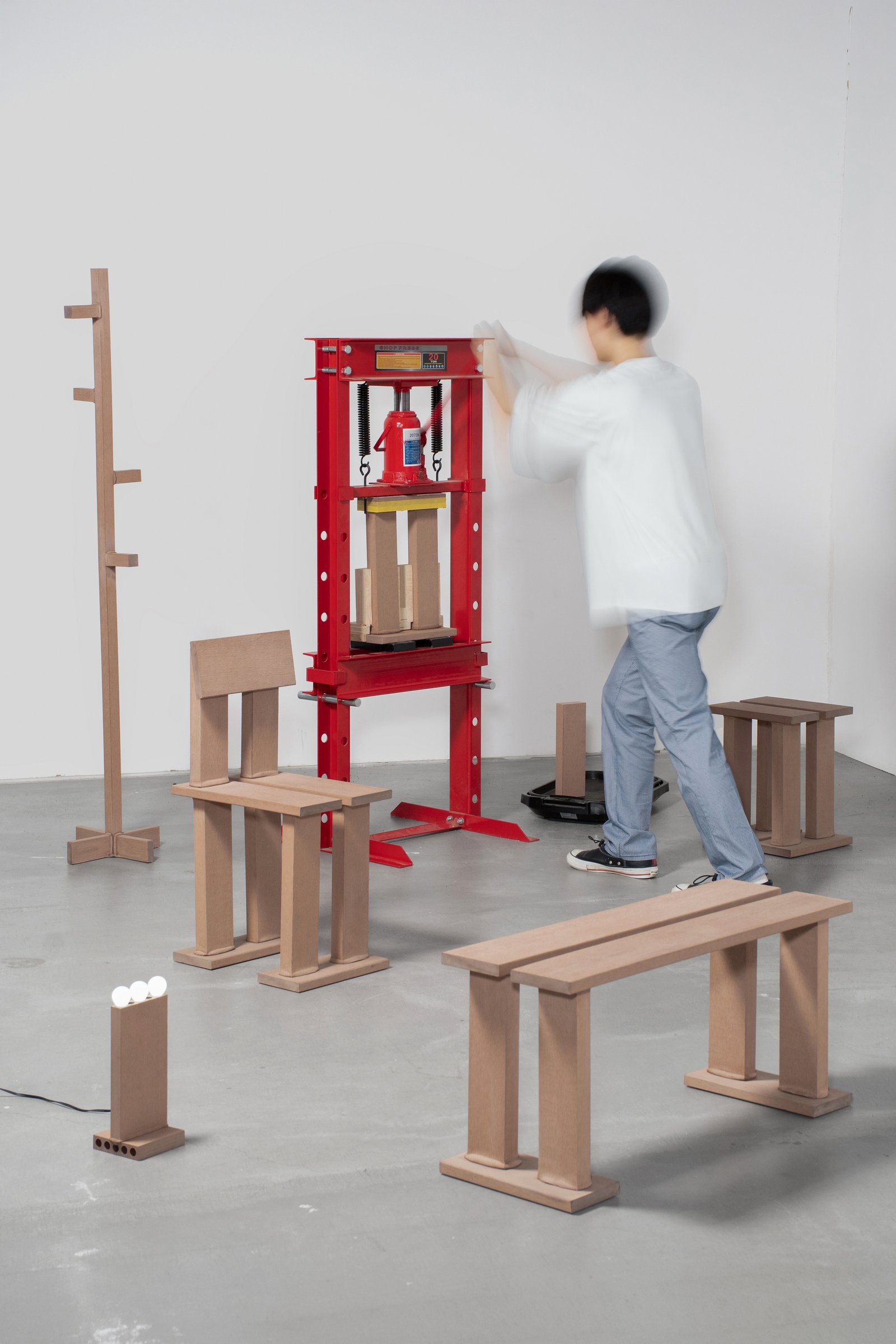 人工木材を使用した家具シリーズMOCKY
