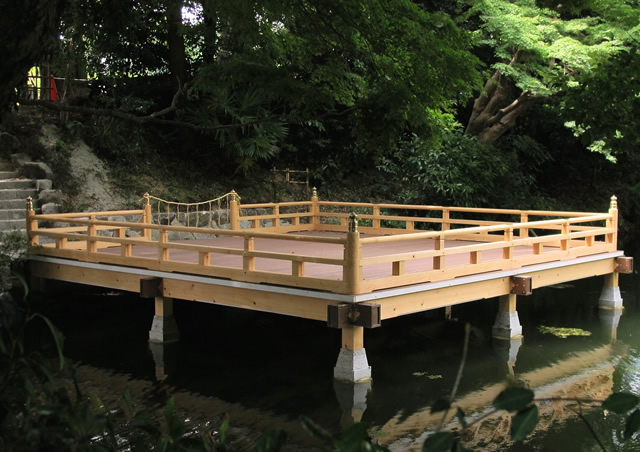 神社　人工木ウッドデッキ