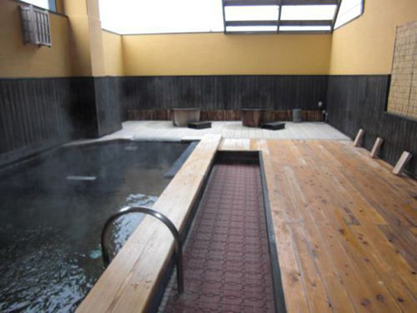 温泉の床部分の施工例（京都府 もなこの湯様）