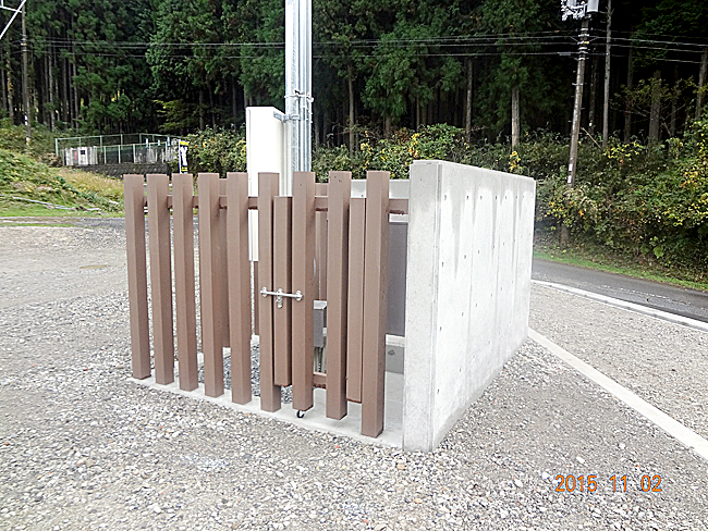 山間のウッドフェンスの施工例（兵庫県の業者様ご施工）
