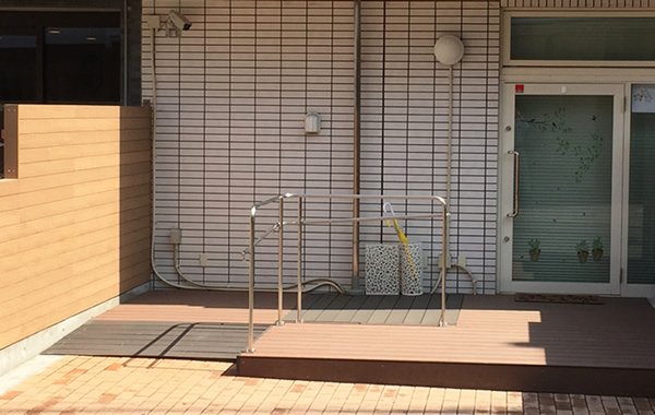 木の暖かさを持ち、さらにメンテナンスフリー！ スロープの施工例