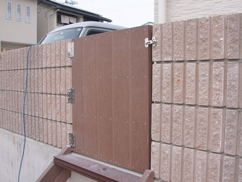 ナイスアイデア施工例no 1のご紹介 人工木門扉 ウッドデッキの全国販売アートウッド