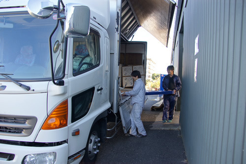 人工木材を東京へ大量出荷！チャーター便の配送風景を細かくご紹介します！